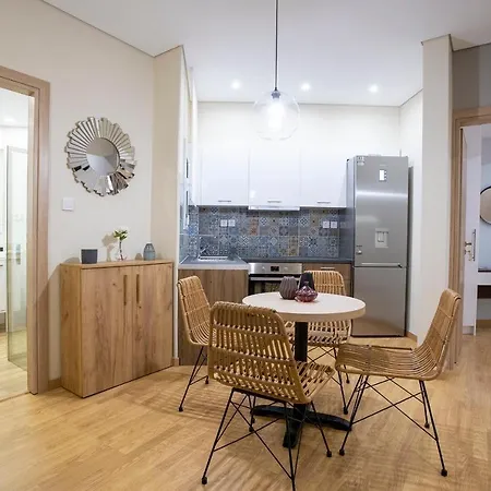 Stylish & Luxurious Renovated Apartment *