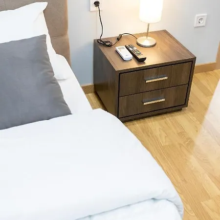 Stylish & Luxurious Renovated Apartment *