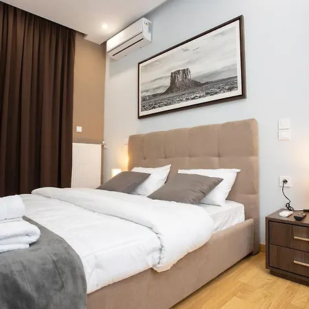 Stylish & Luxurious Renovated Apartment *