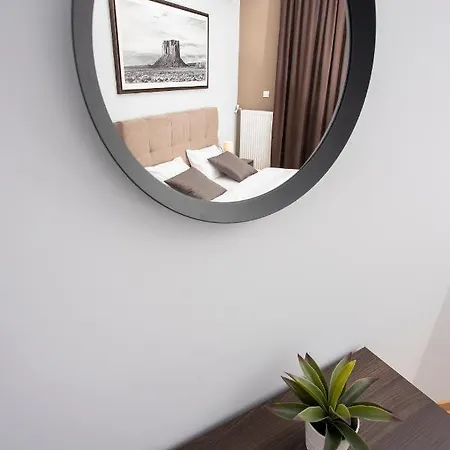 Stylish & Luxurious Renovated Apartment *