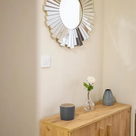 Stylish & Luxurious Renovated Apartment *